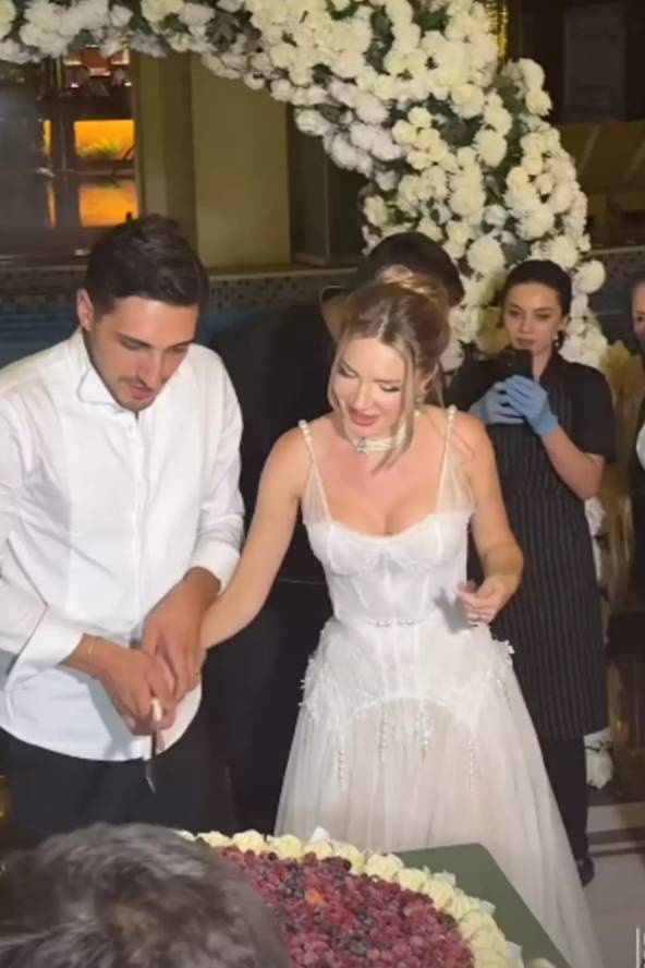 Otilia Bruma Türk usulü düğün yaptı: Gelinlik detayı olay oldu 1